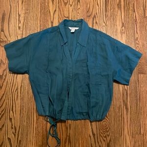 Athleta cropped top in teal.